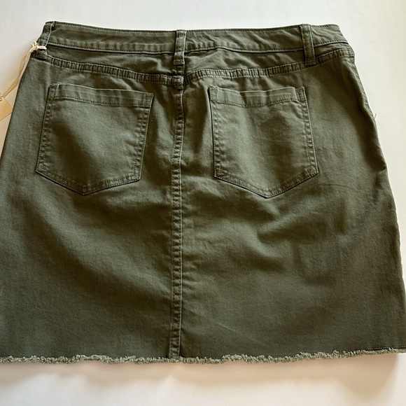UNIVERSAL THREADS.. NWTS..ARMY GREEN JEAN SKIRT…SIZE 12…WAIST 16-17” LENGTH 17” - Picture 4 of 5